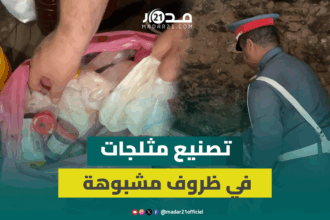 شخص يحمل مثلجات بيده للبيع
