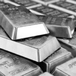 قضبان فضية مكدسة فوق بعضها البعض