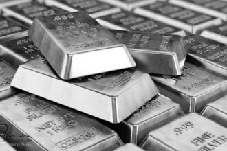 قضبان فضية مكدسة فوق بعضها البعض