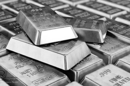 قضبان فضية مكدسة فوق بعضها البعض