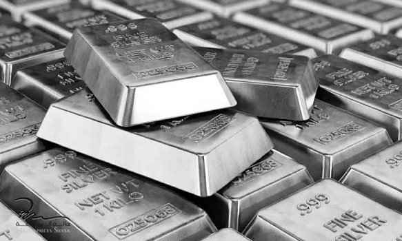 قضبان فضية مكدسة فوق بعضها البعض