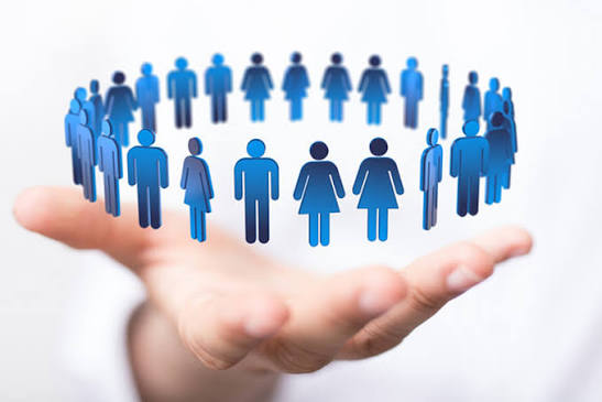 أشخاص يمثلون المجتمع في دائرة متصلة.
