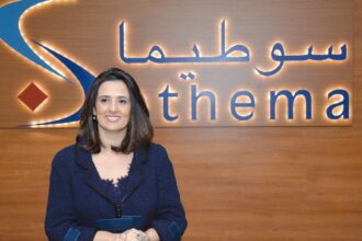 شعار سوطيما مع سيدة ترتدي سترة زرقاء داكنة