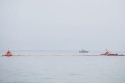 قاطرات بحرية خلال تركيب حاجز عائم على الحدود