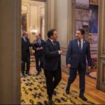 خوسيه مانويل ألباريس يتحدث في قاعة أنيقة