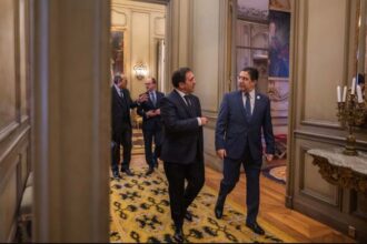 خوسيه مانويل ألباريس يتحدث في قاعة أنيقة