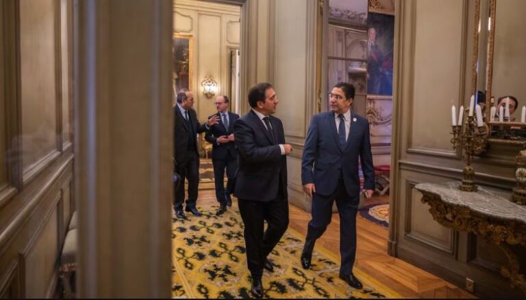 خوسيه مانويل ألباريس يتحدث في قاعة أنيقة