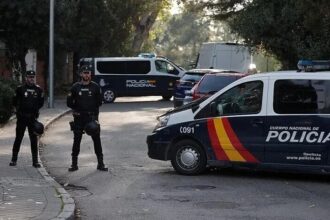 سيارات الشرطة الإسبانية في مكان حادث سرقة