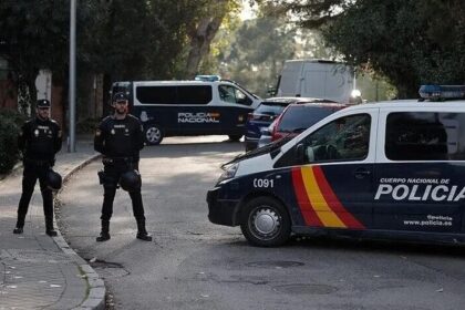 سيارات الشرطة الإسبانية في مكان حادث سرقة
