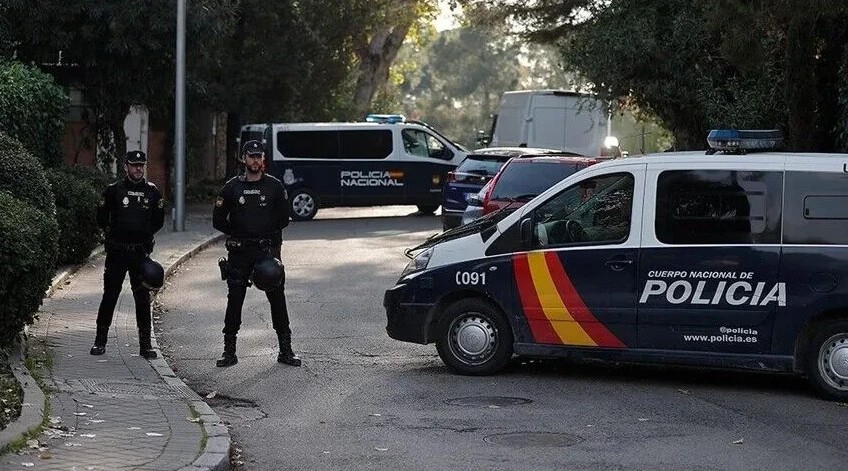 سيارات الشرطة الإسبانية في مكان حادث سرقة