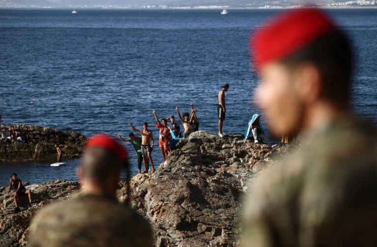 جنود إسبان على شاطئ سبتة