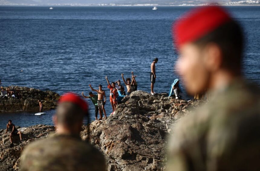 جنود إسبان على شاطئ سبتة