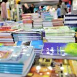 مجموعة من الكتب المدرسية مكدسة فوق بعضها البعض.