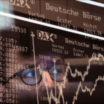 شخص ينظر إلى لوحة عرض أسعار الأسهم والبيانات المالية