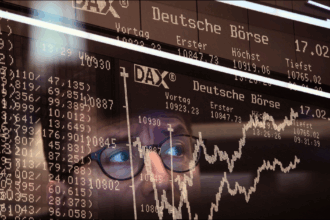 شخص ينظر إلى لوحة عرض أسعار الأسهم والبيانات المالية