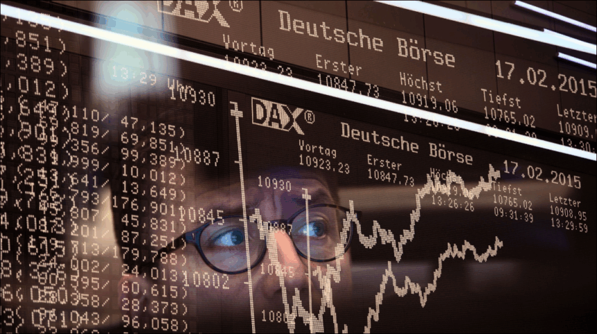 شخص ينظر إلى لوحة عرض أسعار الأسهم والبيانات المالية