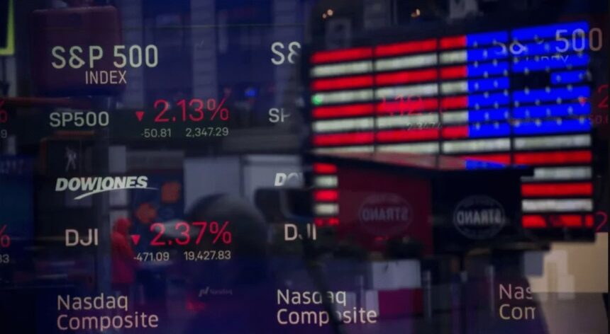 شاشة تعرض مؤشرات سوق الأسهم الرئيسية