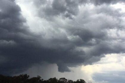 سماء ملبدة بالغيوم وعواصف رعدية قادمة في المغرب