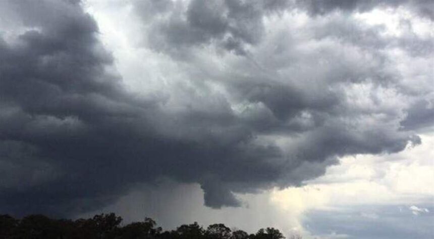 سماء ملبدة بالغيوم وعواصف رعدية قادمة في المغرب