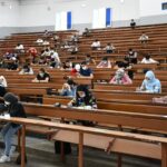 طلاب يدرسون بانتباه في دورة تدريبية عبر الإنترنت