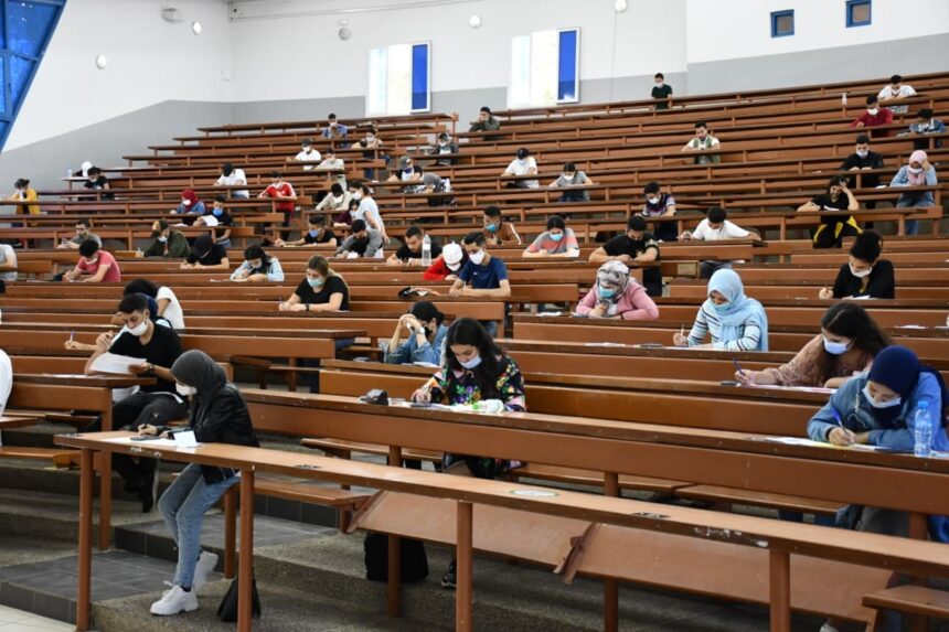 طلاب يدرسون بانتباه في دورة تدريبية عبر الإنترنت
