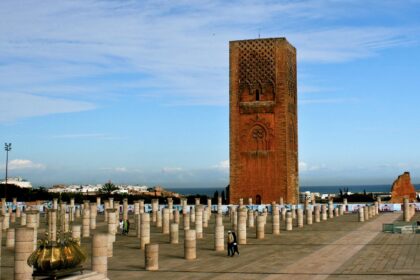 صورة لبرج ساعة طويل وعدة أعمدة