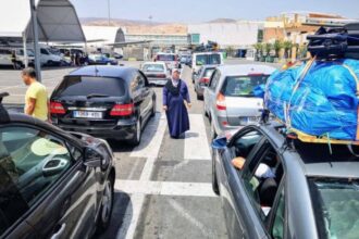 صورة لسيارات ومسافرين في ميناء طنجة المتوسط.
