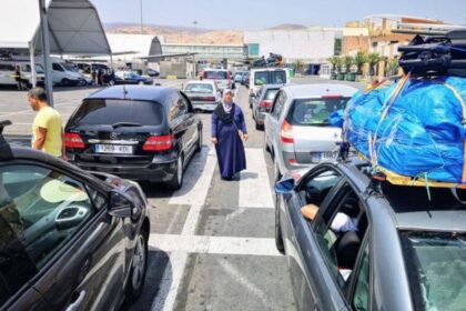 صورة لسيارات ومسافرين في ميناء طنجة المتوسط.
