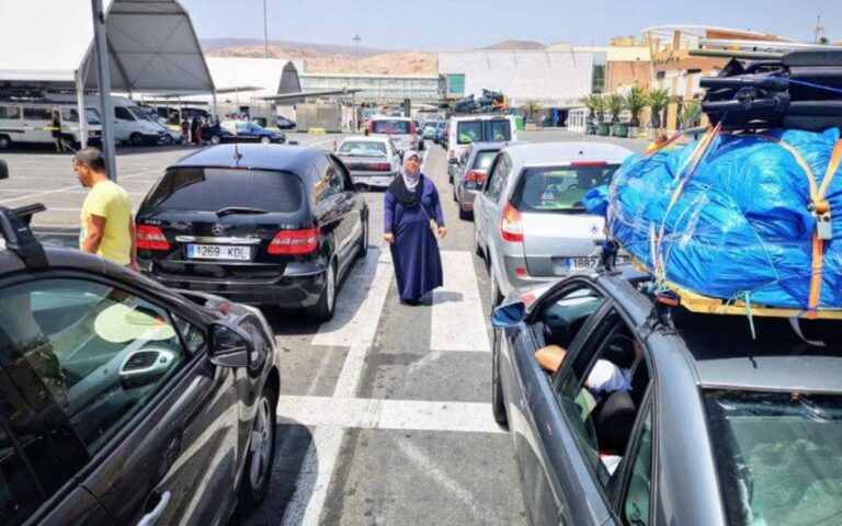 صورة لسيارات ومسافرين في ميناء طنجة المتوسط.
