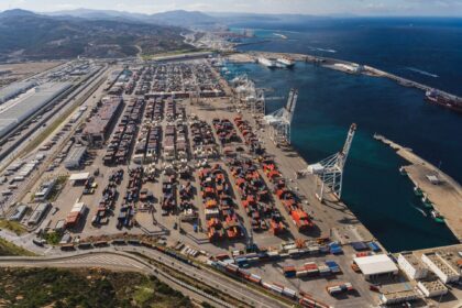 منظر جوي لميناء طنجة المتوسط يوضح حجم البنية التحتية