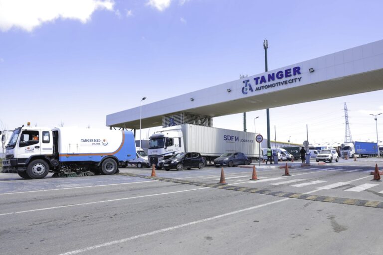 طريق نظيف يؤدي إلى ميناء طنجة المتوسط