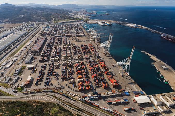 منظر جوي لميناء طنجة المتوسط وحاويات الشحن