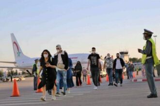 أشخاص يسيرون في شارع بمدينة طنجة