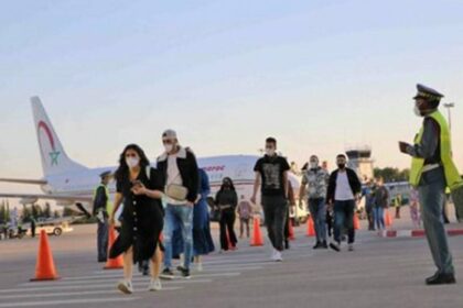 أشخاص يسيرون في شارع بمدينة طنجة