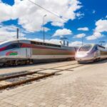 قطارات TGV حديثة تقف على القضبان الحديدية.