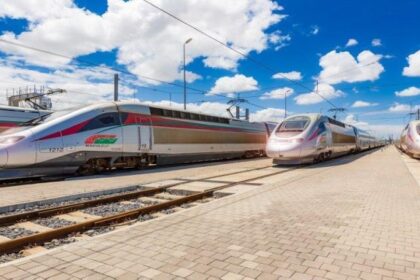 قطارات TGV حديثة تقف على القضبان الحديدية.