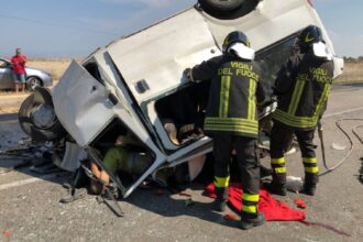 رجال إطفاء ومتطوعون يتجمعون حول شاحنة منقلبة بعد حادث