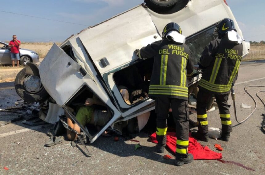رجال إطفاء ومتطوعون يتجمعون حول شاحنة منقلبة بعد حادث
