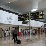 مسافر يحمل حقيبة سفر داخل مطار