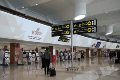 مسافر يحمل حقيبة سفر داخل مطار