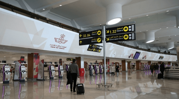 مسافر يحمل حقيبة سفر داخل مطار