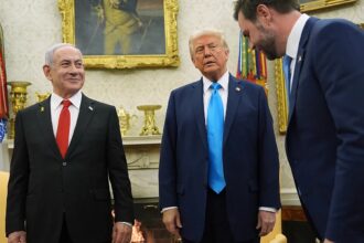 الرئيس ترامب ورئيس الوزراء نتنياهو يتبادلان الحديث