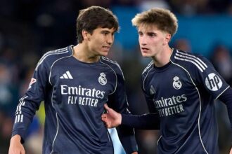 لاعبا كرة قدم بقميص ريال مدريد يبتسمان.
