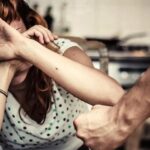 امرأة تضع يدها على وجهها ورجل يمسك ذراعها.