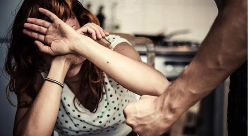 امرأة تضع يدها على وجهها ورجل يمسك ذراعها.