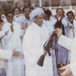 حشد من الناس يحتفلون في مناسبة وطنية مغربية.