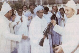 حشد من الناس يحتفلون في مناسبة وطنية مغربية.