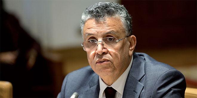عبد اللطيف وهبي وزير العدل المغربي في بدلة رسمية ينظر بجدية.