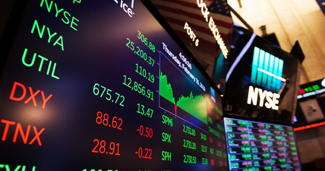 شاشة عرض لأسعار الأسهم في وول ستريت