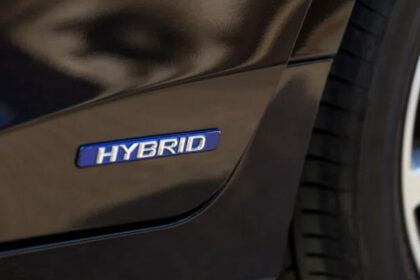 سيارة هجينة بيضاء تظهر عليها كلمة "HYBRID" بوضوح
